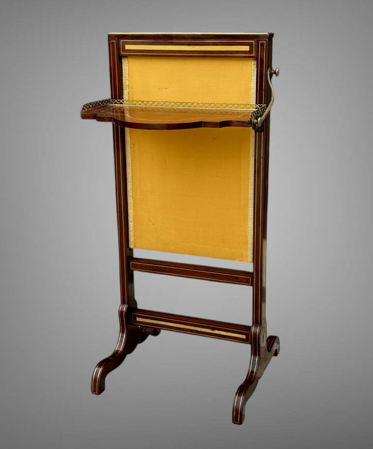 ÉCRAN DE CHEMINÉE ÉPOQUE CHARLES X EN PALISSANDRE ET FILETS DE LAITON