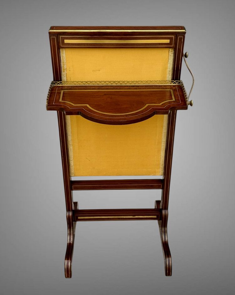 ÉCRAN DE CHEMINÉE ÉPOQUE CHARLES X EN PALISSANDRE ET FILETS DE LAITON