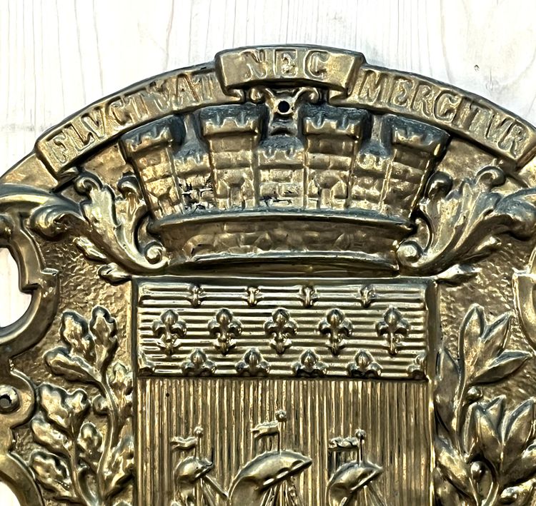Écusson aux armoiries de la ville de Paris, réalisé pour les rames du métro Sprague Thomson