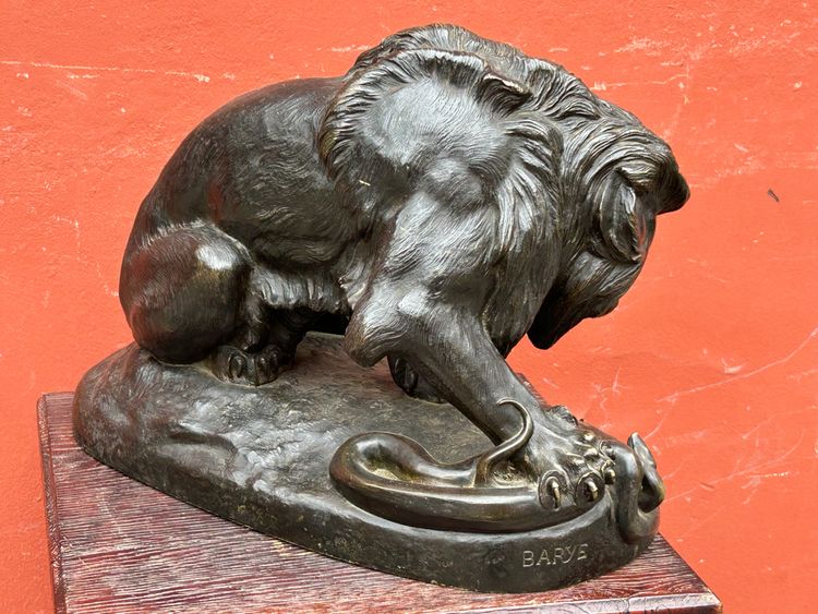 Importante bronzo Lion Au Serpent Ou Lion Des Tuileries di Antoine Louis Barye Fine XIX secolo