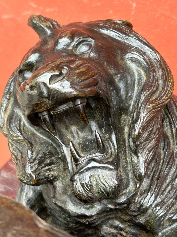 Importante bronzo Lion Au Serpent Ou Lion Des Tuileries di Antoine Louis Barye Fine XIX secolo