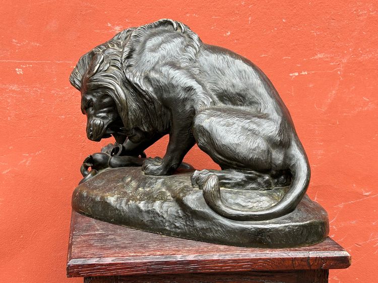 Importante bronzo Lion Au Serpent Ou Lion Des Tuileries di Antoine Louis Barye Fine XIX secolo