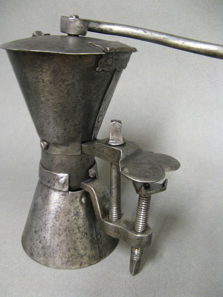 Moulin à Café En Fer Forgé de Forme Sablier XVIIe/XVIIIe.