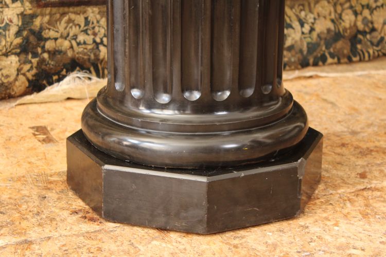 Column in scagliole imitating black marble.