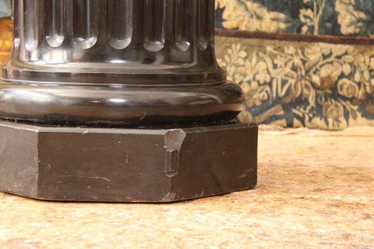 Column in scagliole imitating black marble.