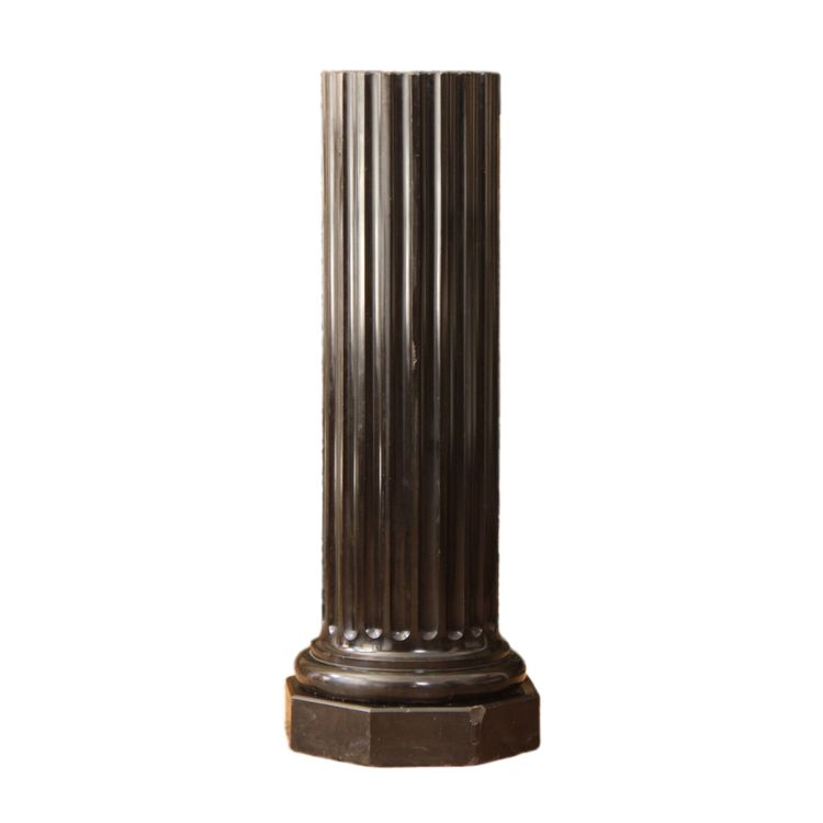 Column in scagliole imitating black marble.