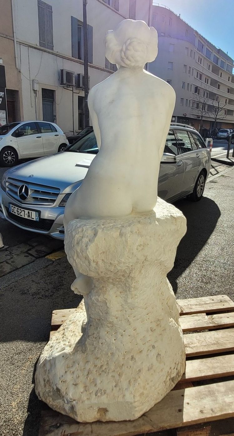 Grande bagnante su roccia, marmo bianco di grandi dimensioni (155 cm), fine XIX secolo