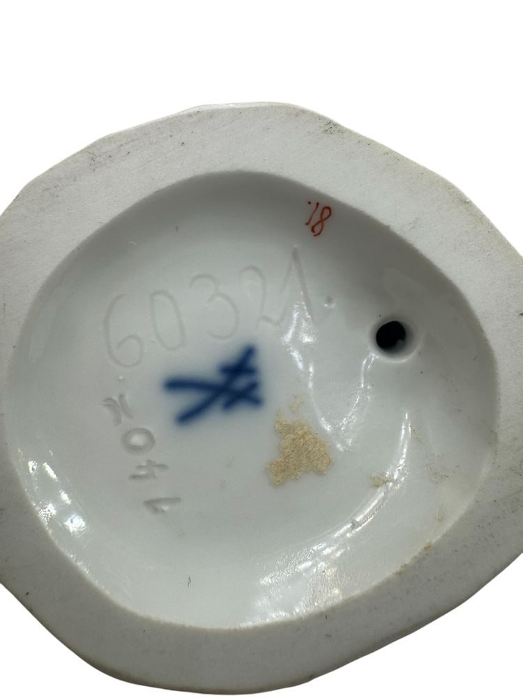 Meissen - Figurine en porcelaine d’une enfant jardinier avec un panier de fleurs