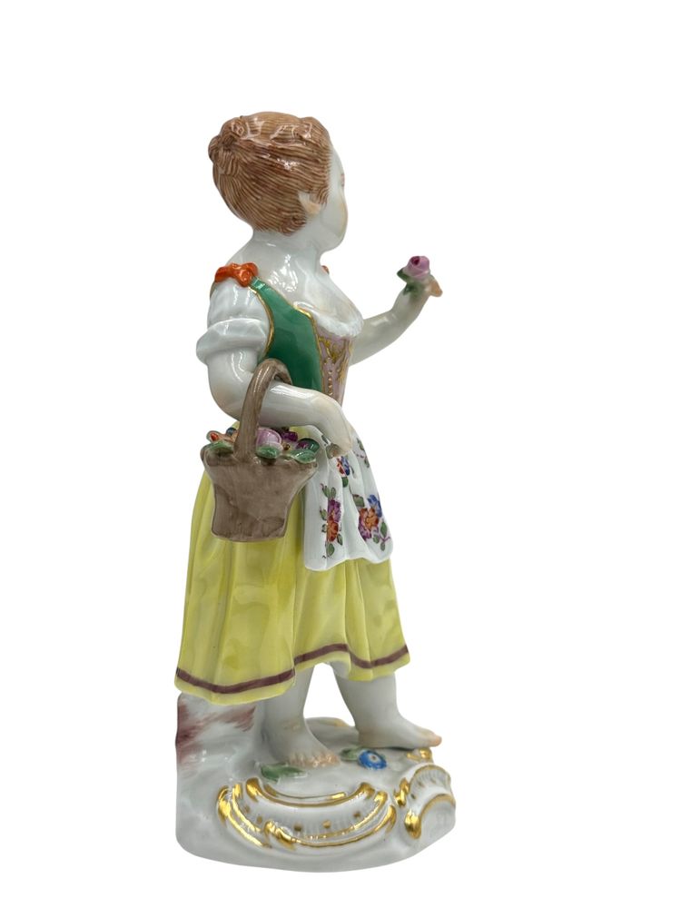 Meissen - Figurine en porcelaine d’une enfant jardinier avec un panier de fleurs