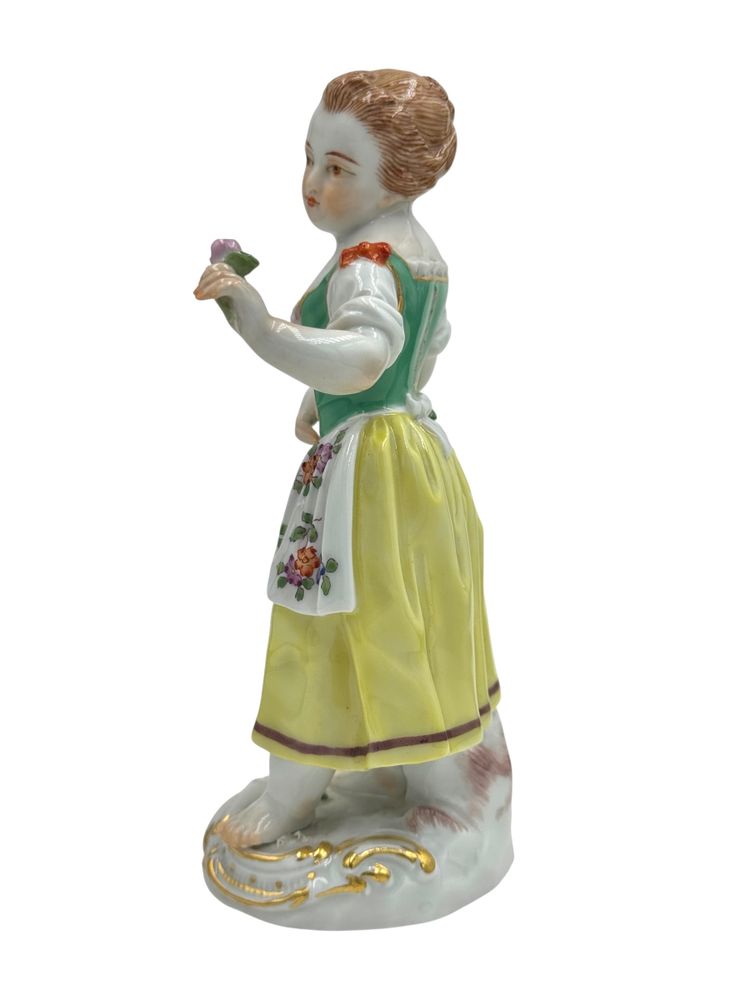 Meissen - Figurine en porcelaine d’une enfant jardinier avec un panier de fleurs