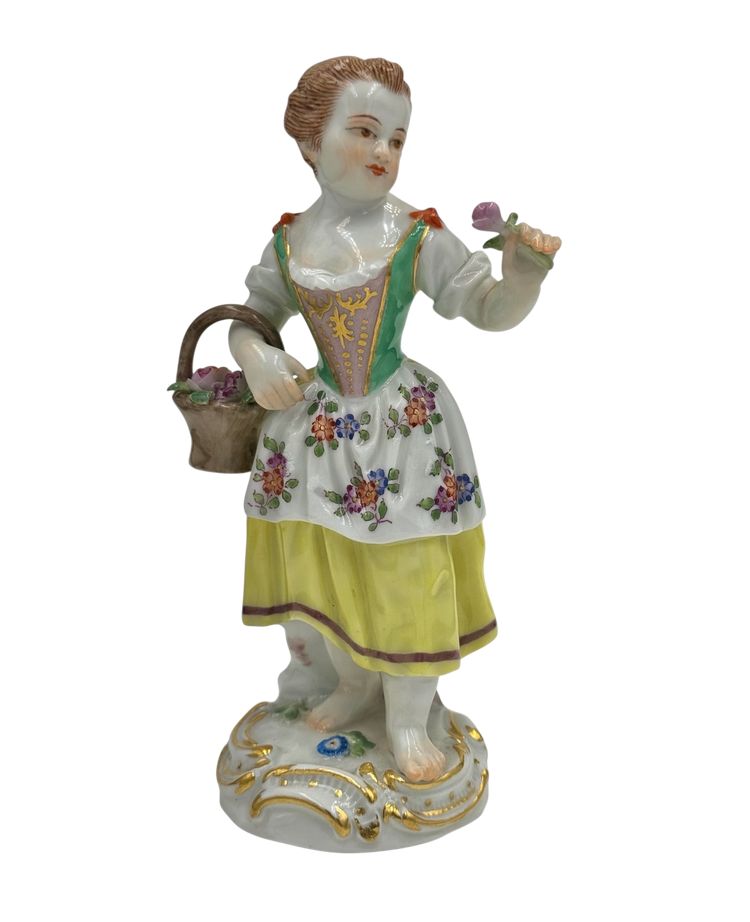 Meissen - Figurine en porcelaine d’une enfant jardinier avec un panier de fleurs
