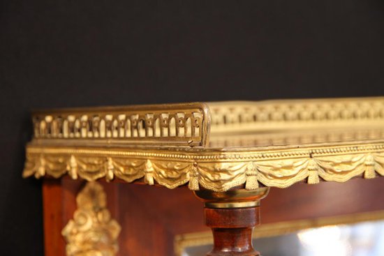 Showcase from the Empire period in mahogany and gilt bronze.