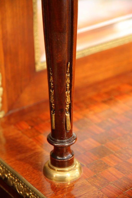 Showcase from the Empire period in mahogany and gilt bronze.