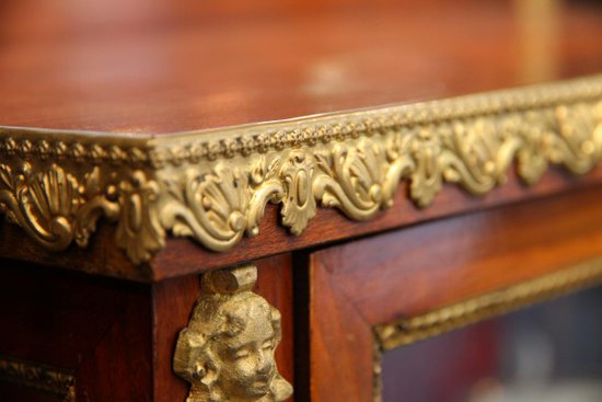 Showcase from the Empire period in mahogany and gilt bronze.