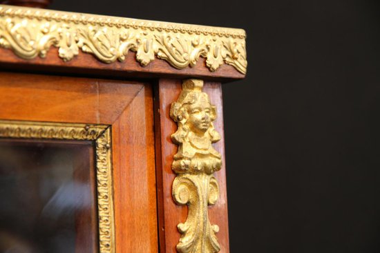 Showcase from the Empire period in mahogany and gilt bronze.