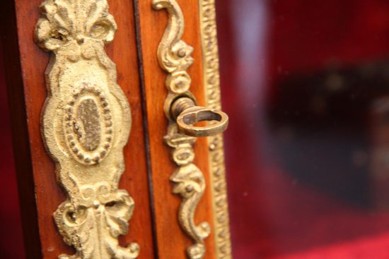Showcase from the Empire period in mahogany and gilt bronze.