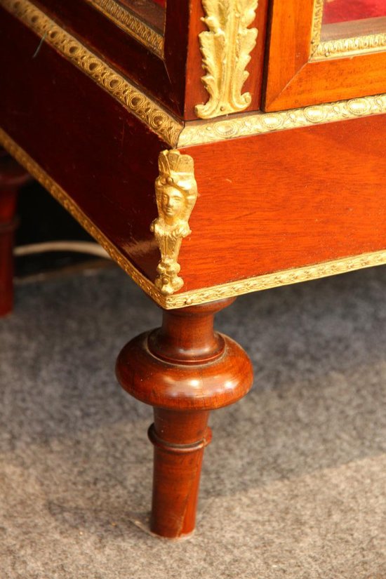 Showcase from the Empire period in mahogany and gilt bronze.