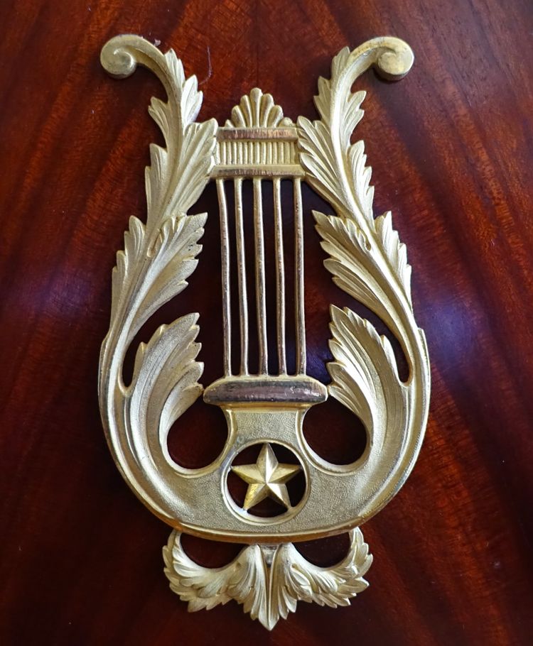 Mobile da collezione di epoca impero in mogano e bronzo dorato al mercurio con segreti