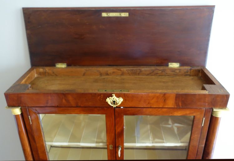 Mobile da collezione di epoca impero in mogano e bronzo dorato al mercurio con segreti