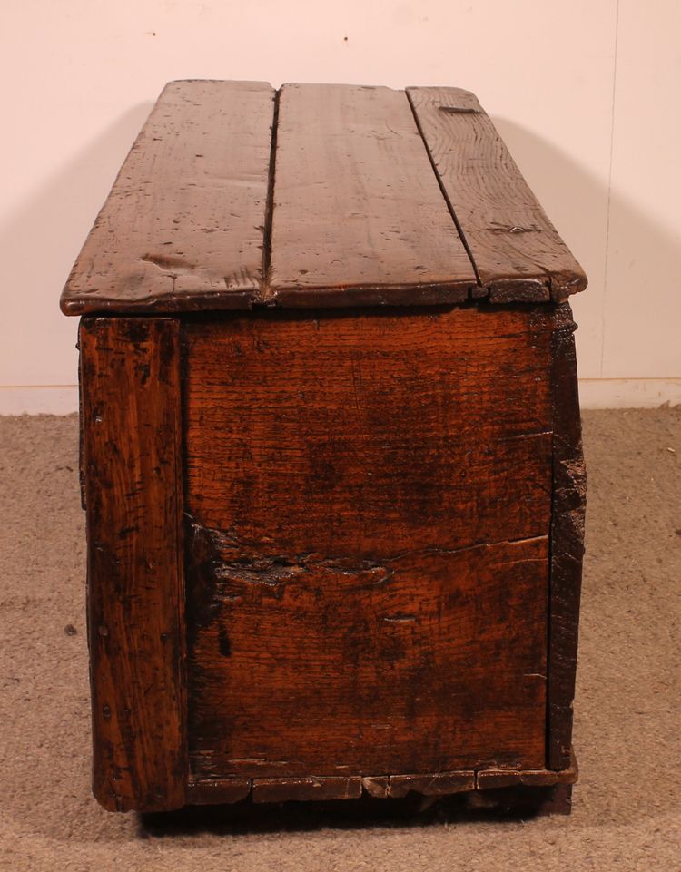 Cassapanca in rovere di epoca gotica