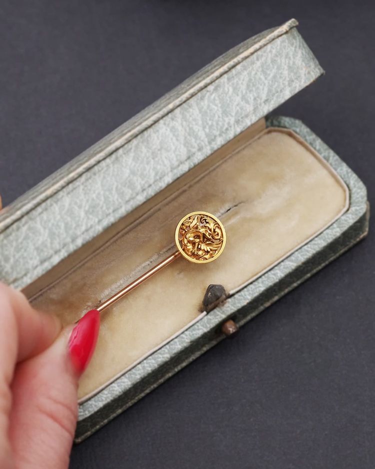 Wiese Chimäre Nadel aus 18k Gold, Krawattennadel, Neo-Renaissance, Neo-Gotik, mittelalterlich