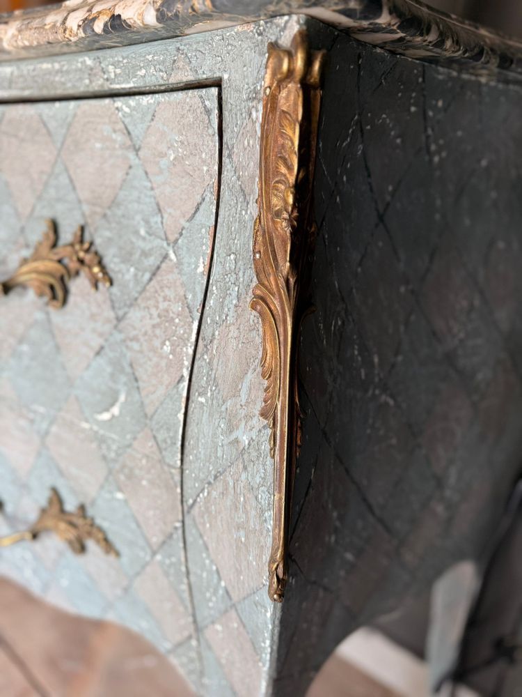Commode galbée Louis XV datant des années 1900 aux belles formes patinées 