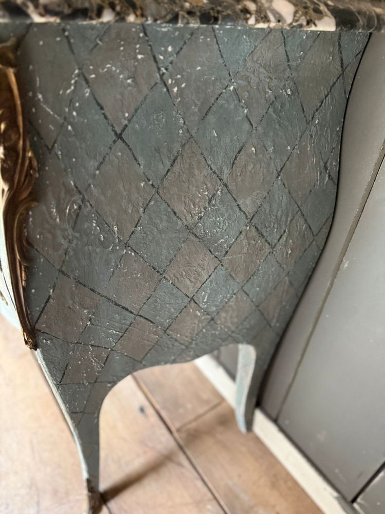 Commode galbée Louis XV datant des années 1900 aux belles formes patinées 