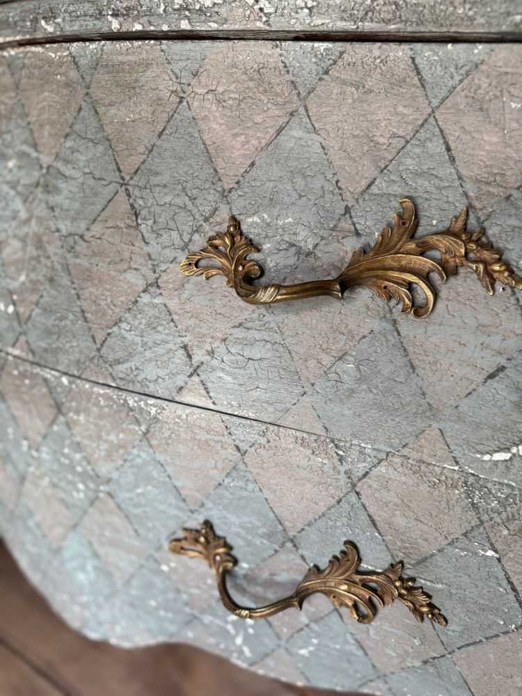 Commode galbée Louis XV datant des années 1900 aux belles formes patinées 