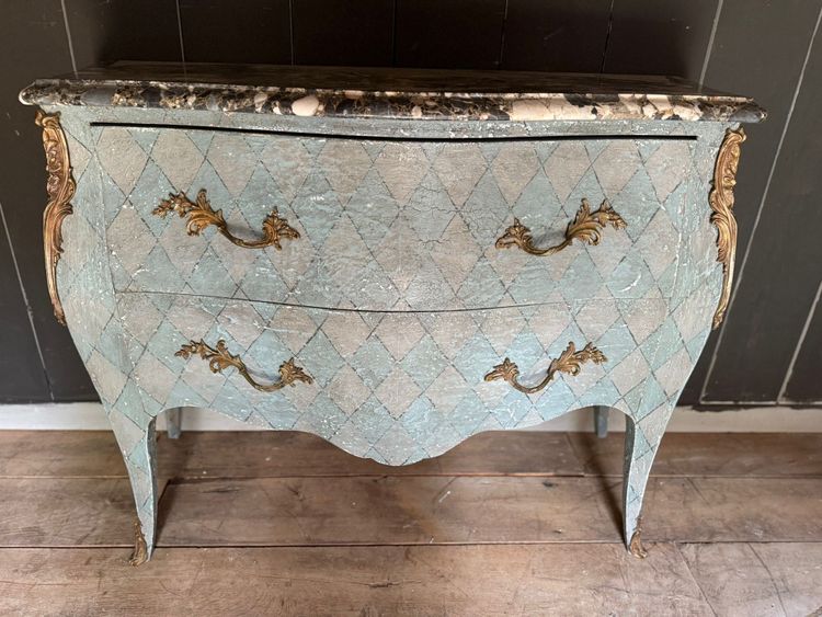 Commode galbée Louis XV datant des années 1900 aux belles formes patinées 