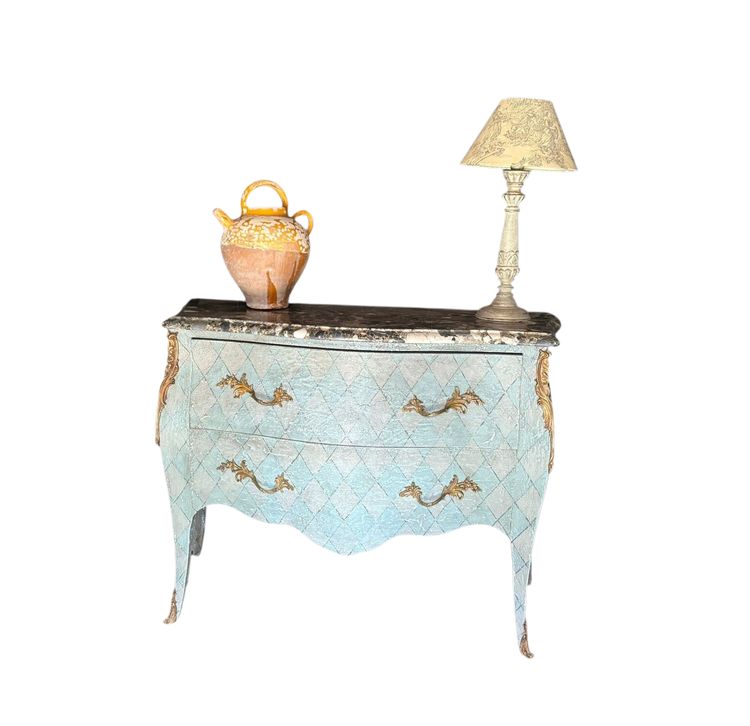 Commode galbée Louis XV datant des années 1900 aux belles formes patinées 