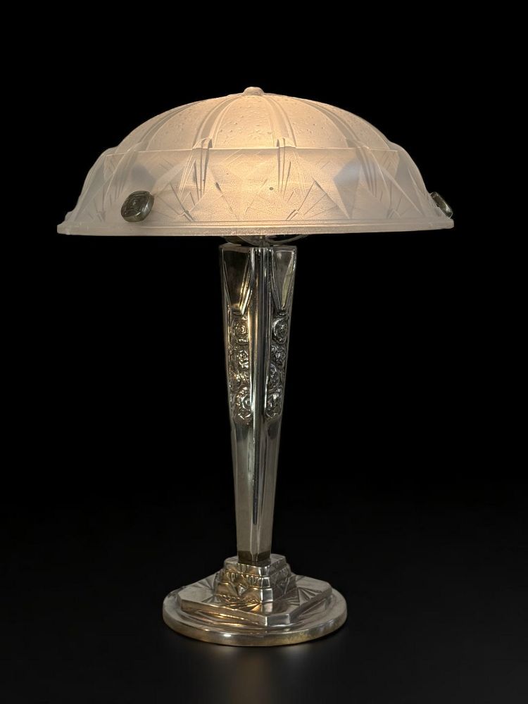 ART DECO LIVING ROOM LAMP IN CHROME-PLATED BRONZE WITH PRESSED MOLDED GLASS DOME
