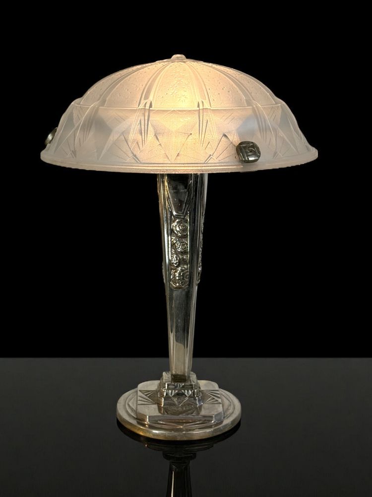 ART DECO LIVING ROOM LAMP IN CHROME-PLATED BRONZE WITH PRESSED MOLDED GLASS DOME
