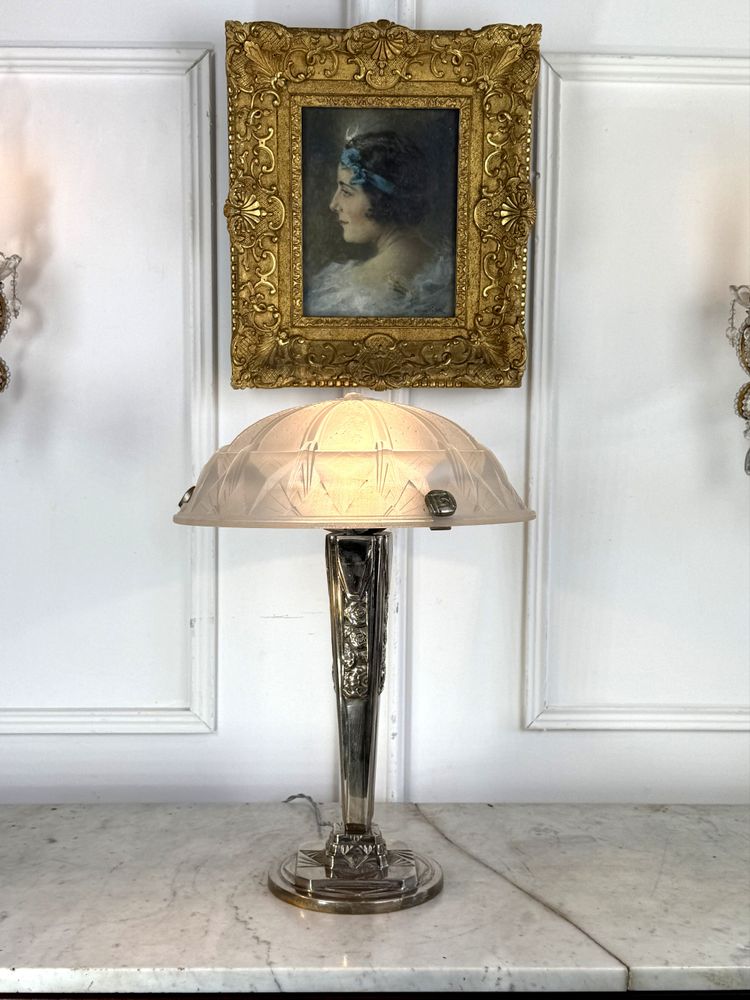ART DECO LIVING ROOM LAMP IN CHROME-PLATED BRONZE WITH PRESSED MOLDED GLASS DOME