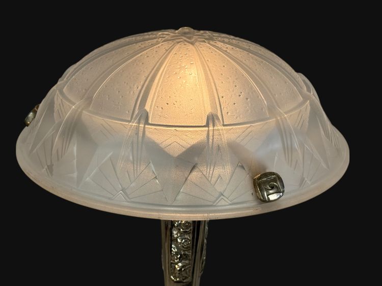 ART DECO LIVING ROOM LAMP IN CHROME-PLATED BRONZE WITH PRESSED MOLDED GLASS DOME