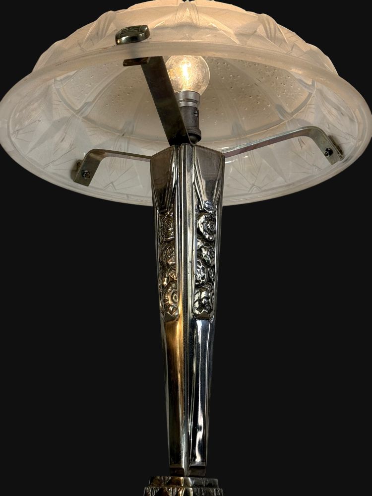 ART DECO LIVING ROOM LAMP IN CHROME-PLATED BRONZE WITH PRESSED MOLDED GLASS DOME