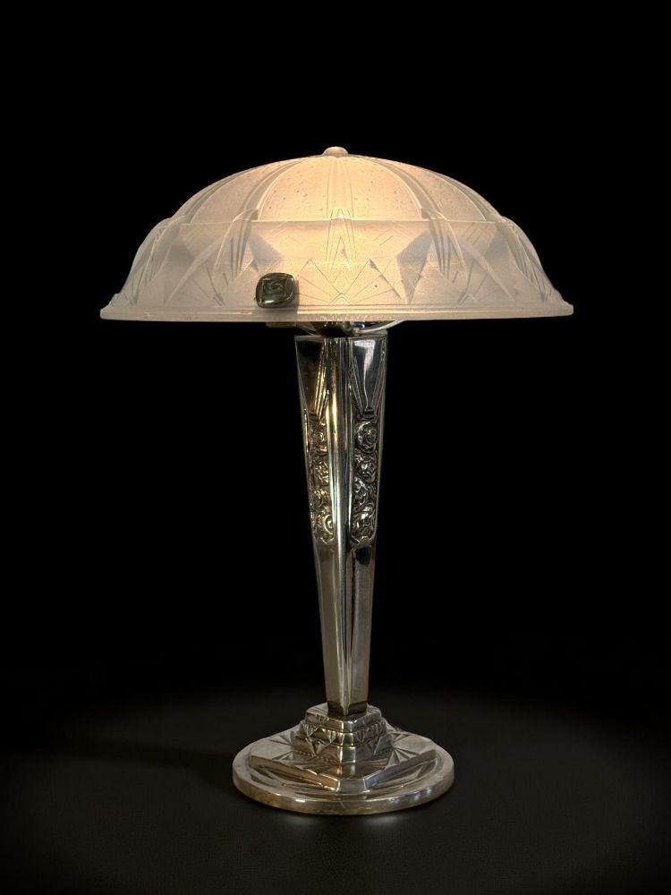 ART DECO LIVING ROOM LAMP IN CHROME-PLATED BRONZE WITH PRESSED MOLDED GLASS DOME