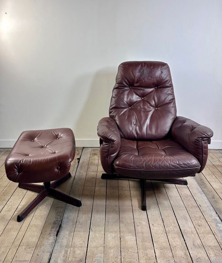 Poltrona e pouf in pelle di GÖTE MÖBLER Svezia 1960