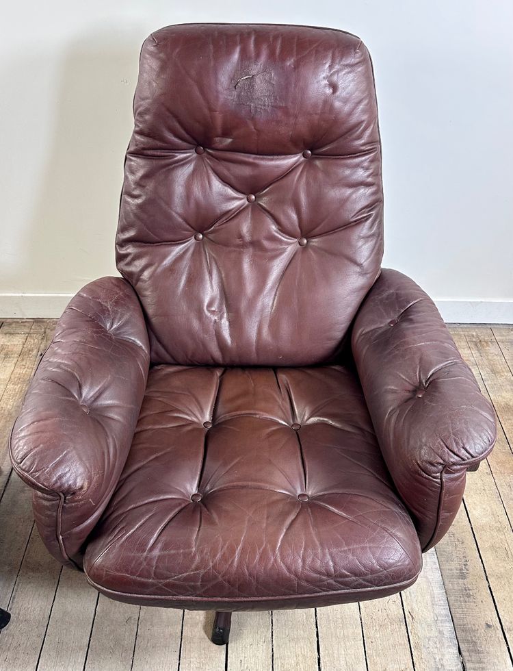 Poltrona e pouf in pelle di GÖTE MÖBLER Svezia 1960
