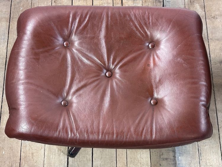 Poltrona e pouf in pelle di GÖTE MÖBLER Svezia 1960