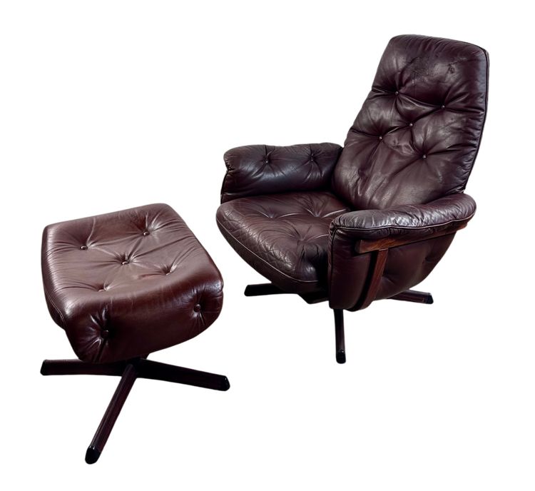 Poltrona e pouf in pelle di GÖTE MÖBLER Svezia 1960