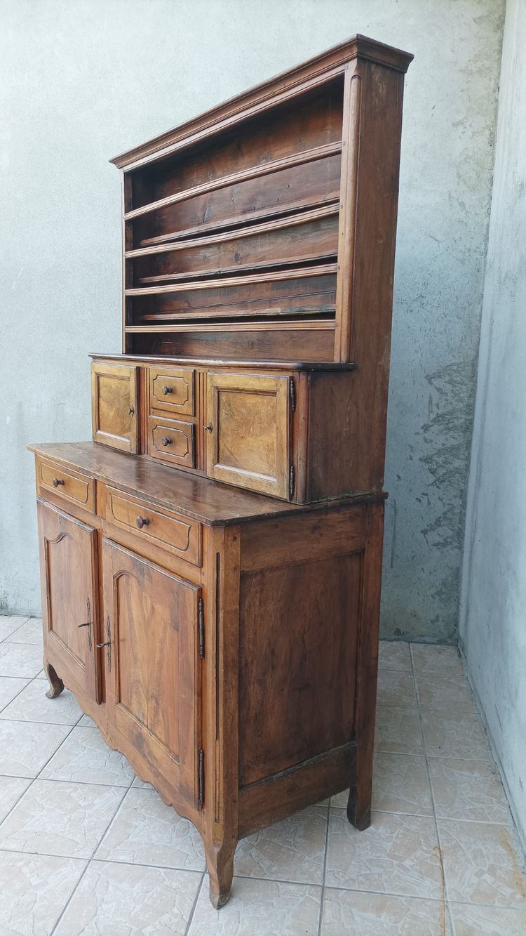 Louis XV chest of drawers in walnut