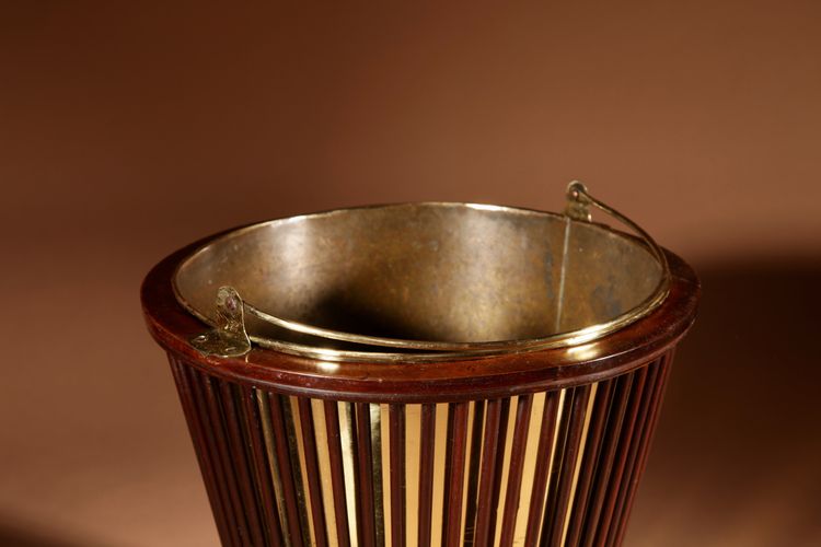  Secchio per torba in mogano e ottone, XIX secolo.