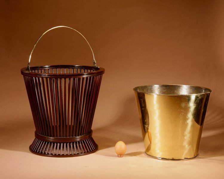  Secchio per torba in mogano e ottone, XIX secolo.
