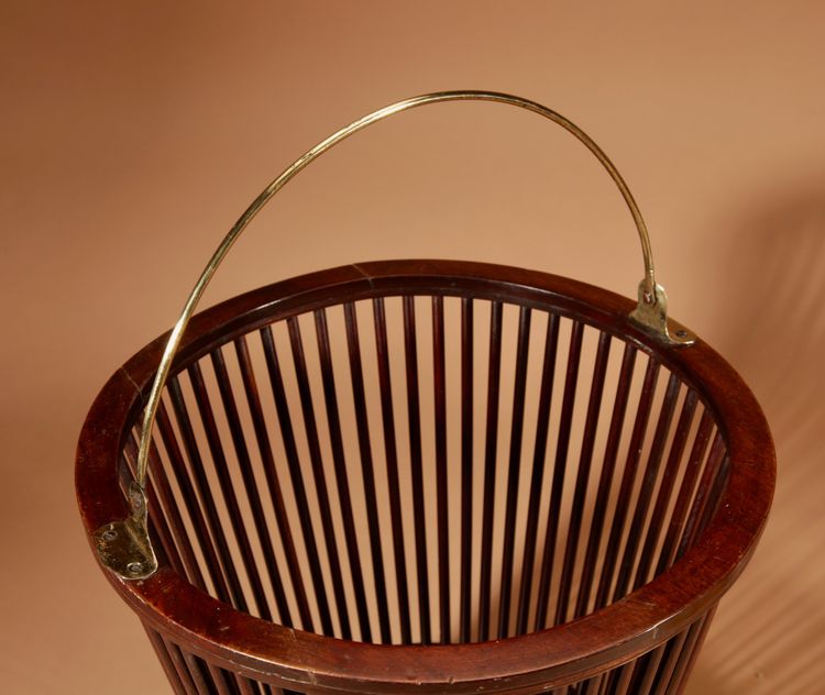  Secchio per torba in mogano e ottone, XIX secolo.