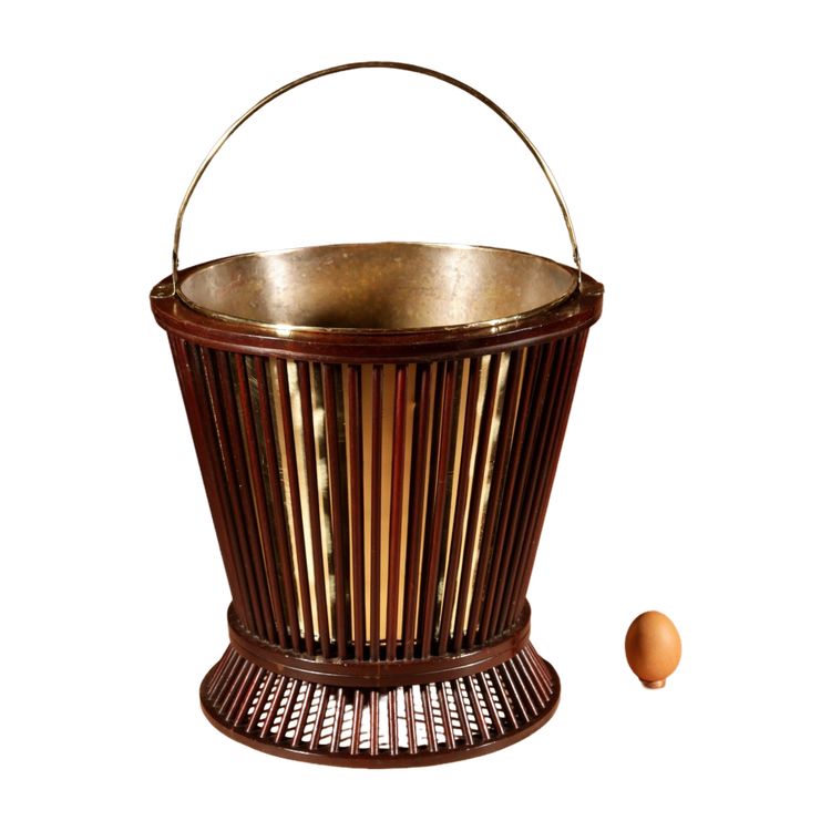  Secchio per torba in mogano e ottone, XIX secolo.