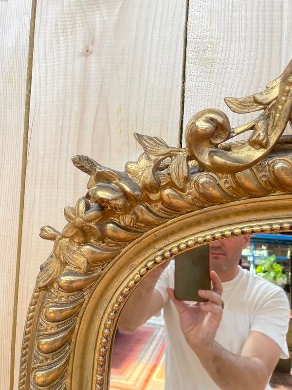 Specchio dell'era Napoleone III con un frontone con la foglia d'oro