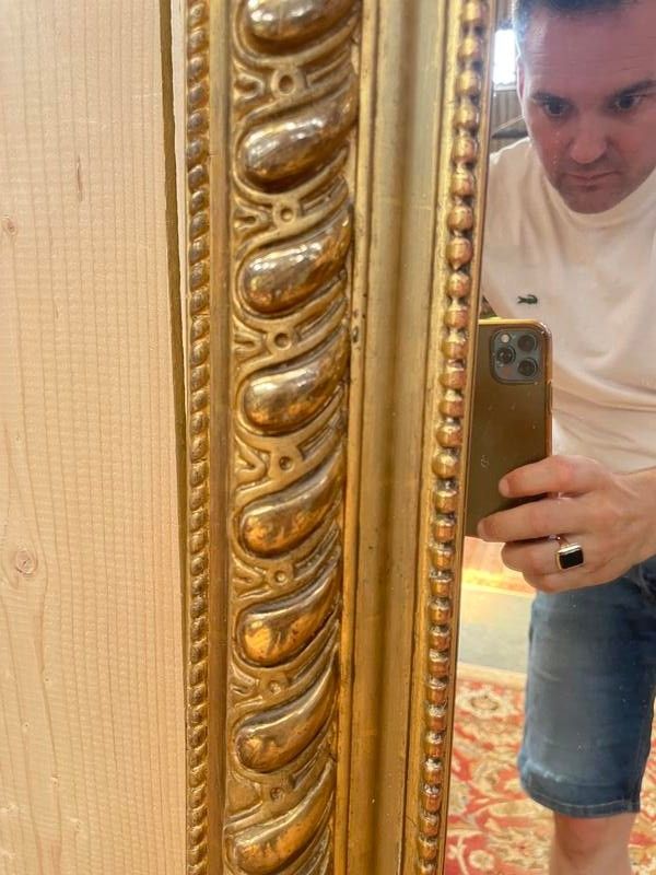 Specchio dell'era Napoleone III con un frontone con la foglia d'oro