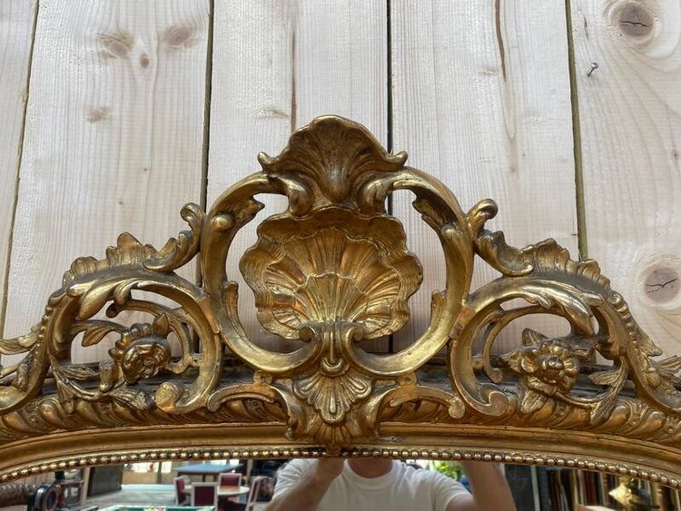 Specchio dell'era Napoleone III con un frontone con la foglia d'oro