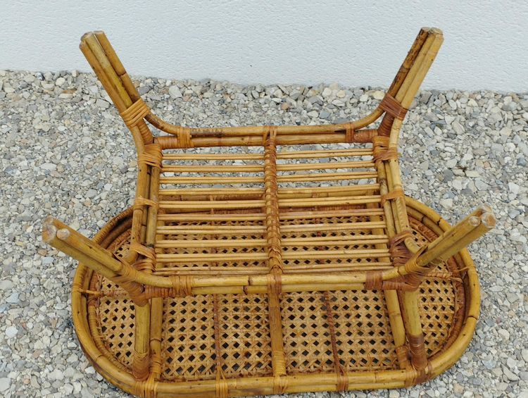 Tavolino in bambù e rattan con portariviste Costa Azzurra di metà secolo