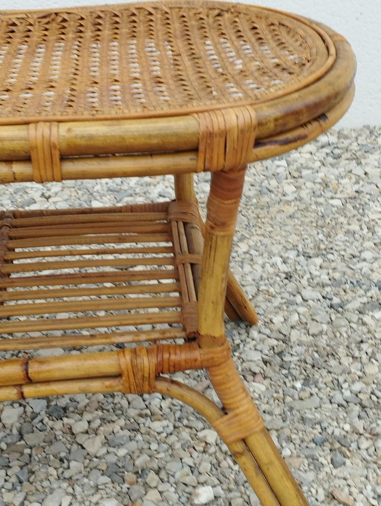Tavolino in bambù e rattan con portariviste Costa Azzurra di metà secolo